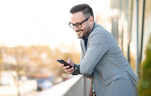 Mann blick auf Mobiltelefon und erfasst Zeitdaten. 