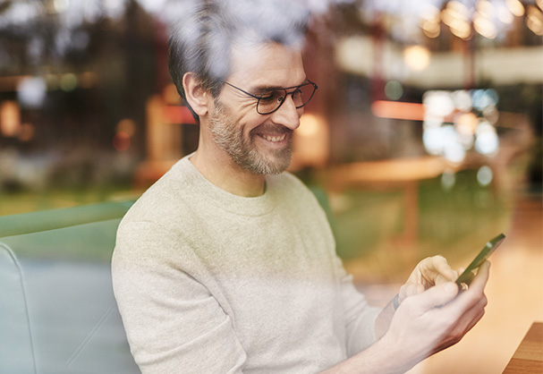 Person nutzt System für Zeitwirtschaft am Smartphone.