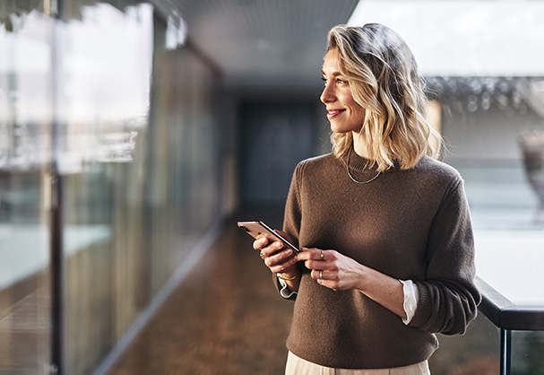 Person nimmt Zeiterfassung auf dem Smartphone vor 