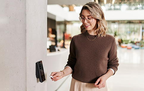 Person mit Chip in der Hand an Hardware-Produkt für Zeiterfassung