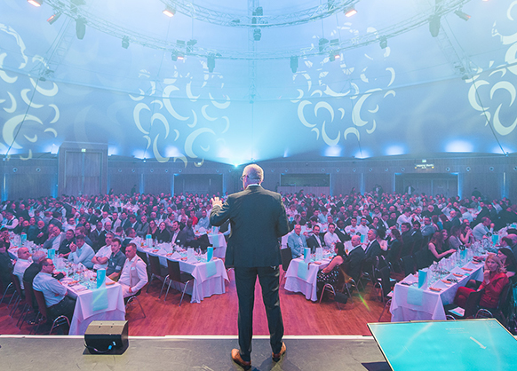 50 Jahre Interflex: Bernhard Sommer hält feierliche Rede während Jubiläumsfeier im Veranstaltungsraum "Dome" im Europa Park Rust.