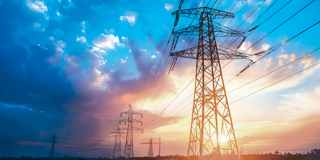 Mehrere Strommasten auf einem Feld