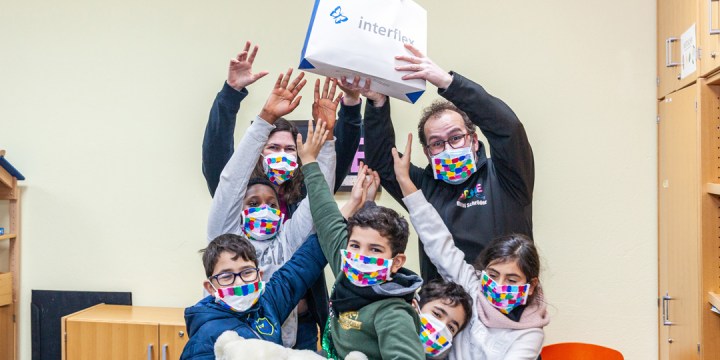 Groep kinderen en Interflex-medewerkster Antje Bohrer bij de overhandiging van de donatie aan ARCHE Frankfurt.