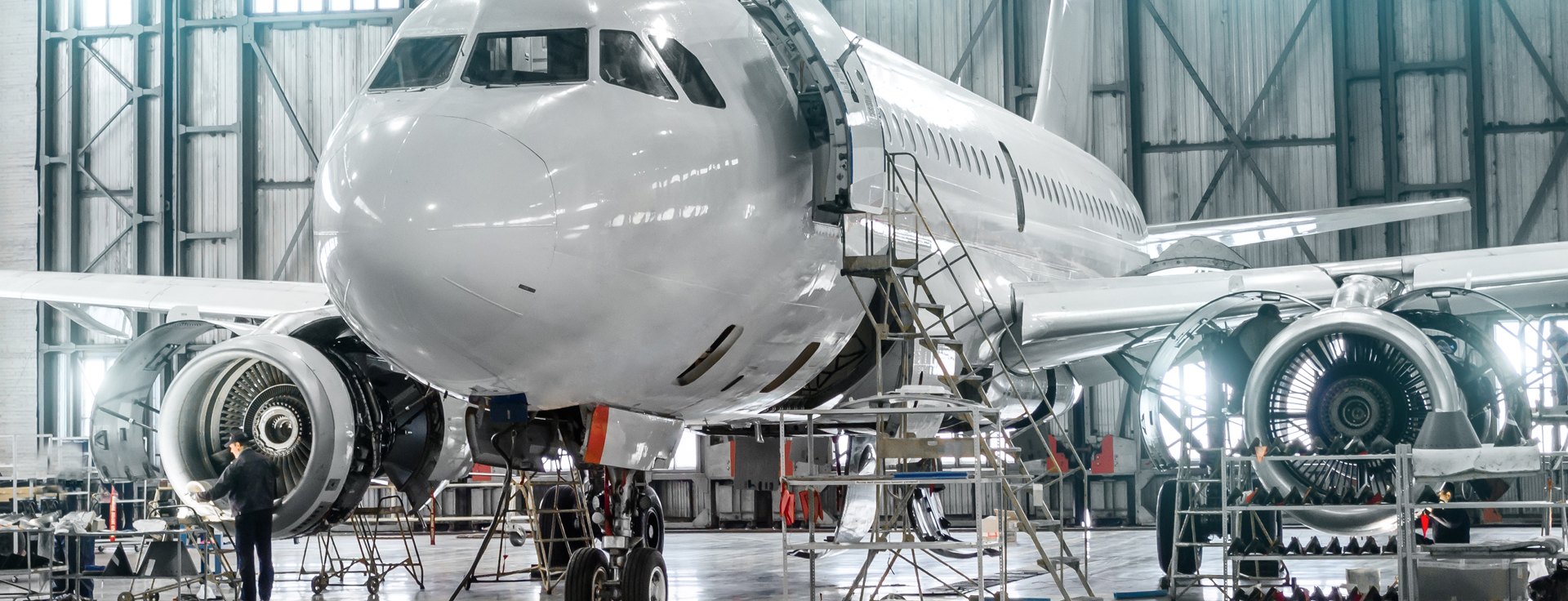 Flugzeugwartung im Hangar