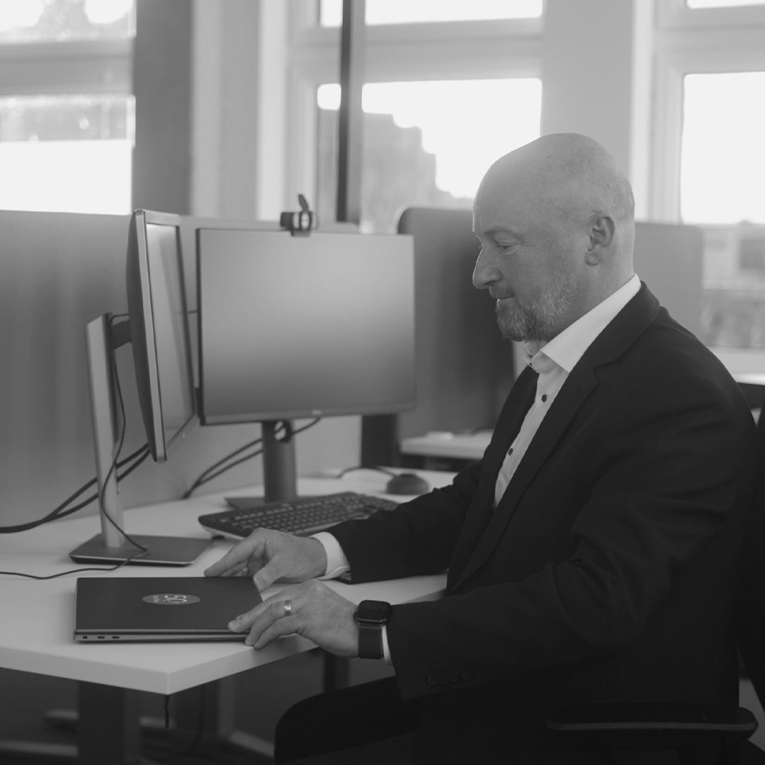 Mitarbeiter am Telefon mit Interflex-Lösungen im Hintergrund