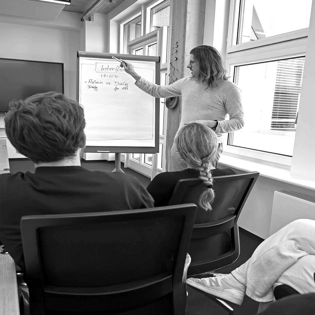 Interflex employee presenting a flipchart to the audience