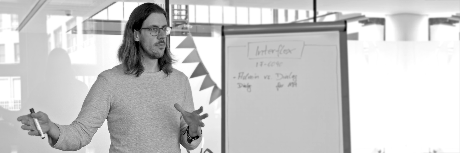 Mitarbeitender gibt Schulung am Flipchart.