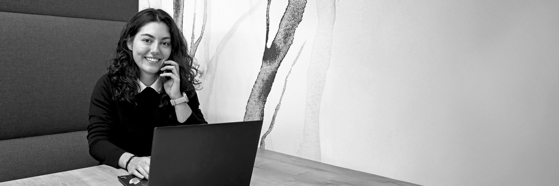 Mitarbeitende am Laptop