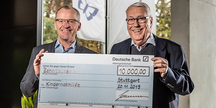Bernhard sommer en man tonen een cheque voor het goede doel