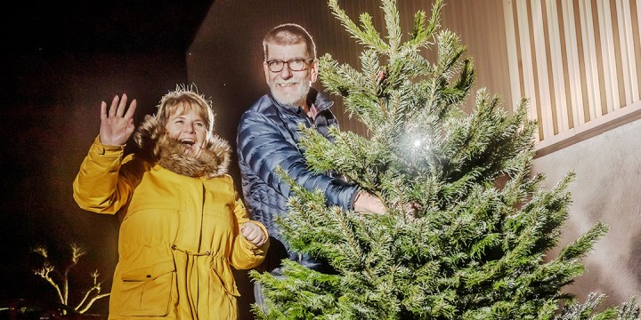 Man en vrouw met kerstboom tijdens kerstboomactie voor Interflex-klanten