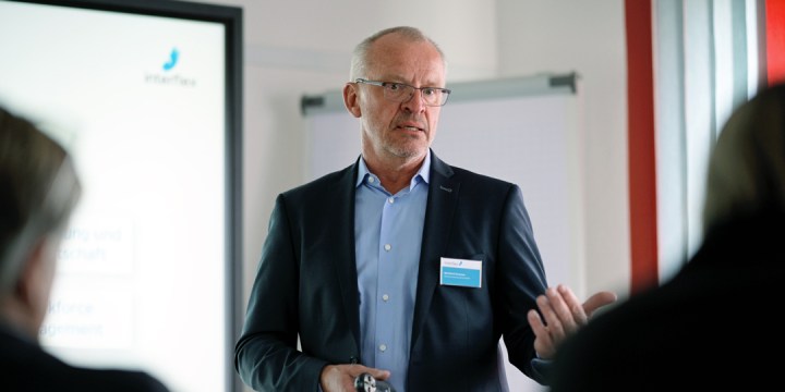 Bernhard Sommer, Interflex Geschäftsführer, spricht auf einer Betriebsführung am Standort Durchhausen