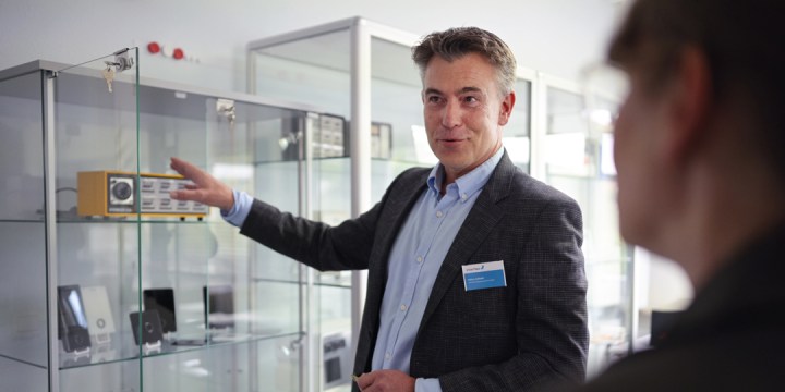 Interflex Mitarbeiter zeigt Interflex-Hardware in Vitrine