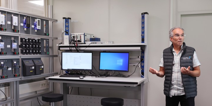Demonstration eines Interflex-Mitarbeiters von Interflex Hard- und Software
