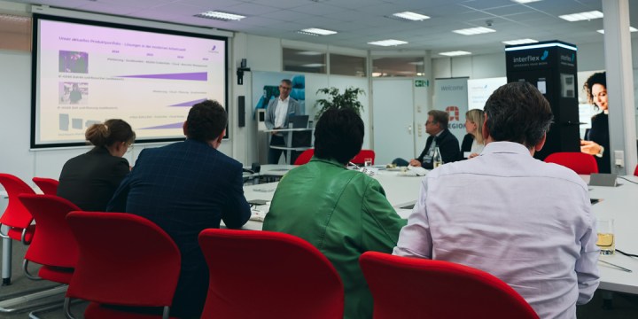 Mehrere Personen folgen einer Präsentation eines Interflex-Mitarbeiters