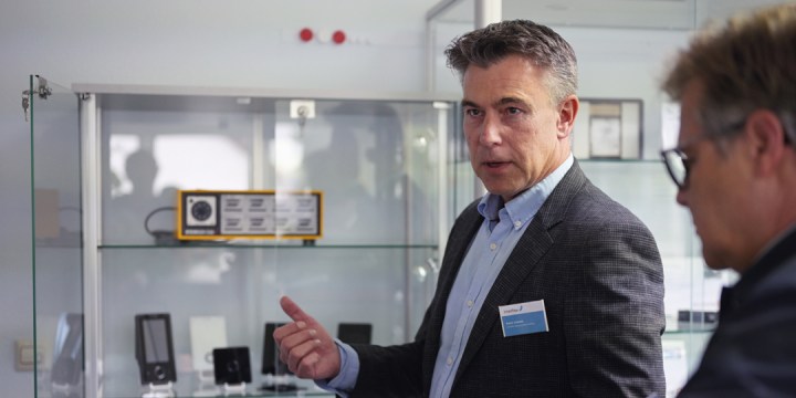 Interflex Mitarbeiter vor Vitrine mit Interflex-Produkten