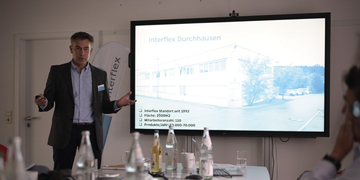 Interflex Mitarbeiter vor Bildschirm mit Interflex-Präsentation