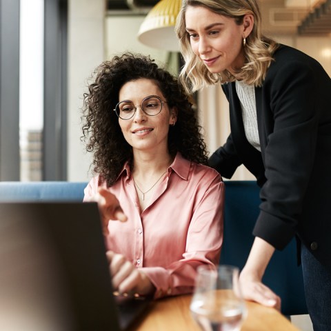 Twee vrouwen kijken naar de laptop met de IF-6040 software