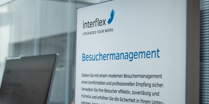 Aufsteller mit Informationstext zum Thema Besuchermanagement
