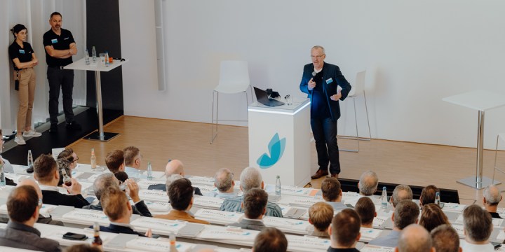 Bernhard Sommer, Geschäftsführer der Interflex, bei einer Rede vor vielen Besuchern