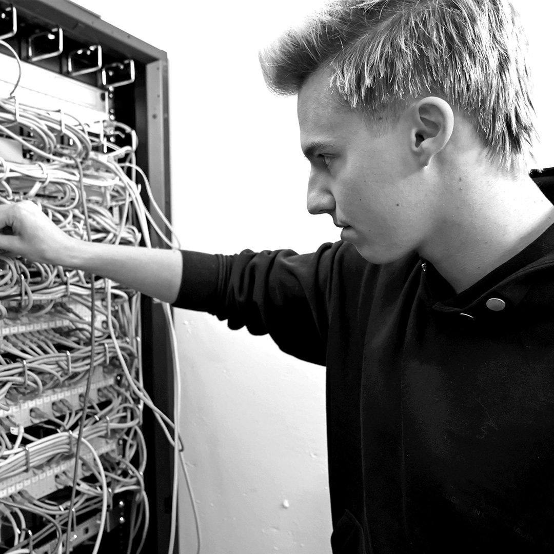 Interflex-Mitarbeiter arbeitet am offenen Serverschrank