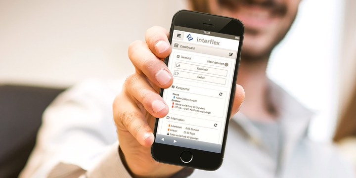 Man met telefoon met de app van interflex daarop