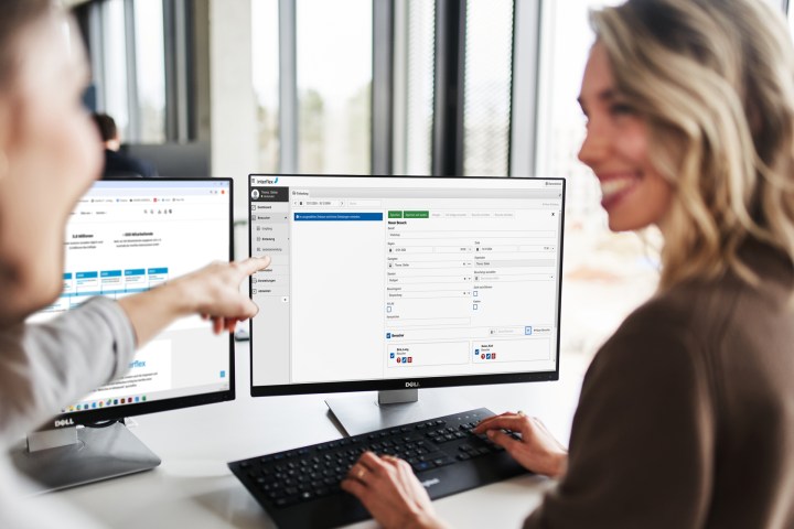 Zwei Frauen am Schreibtisch mit Interflex-Besuchermanagement-Software auf Bildschirmmonitor