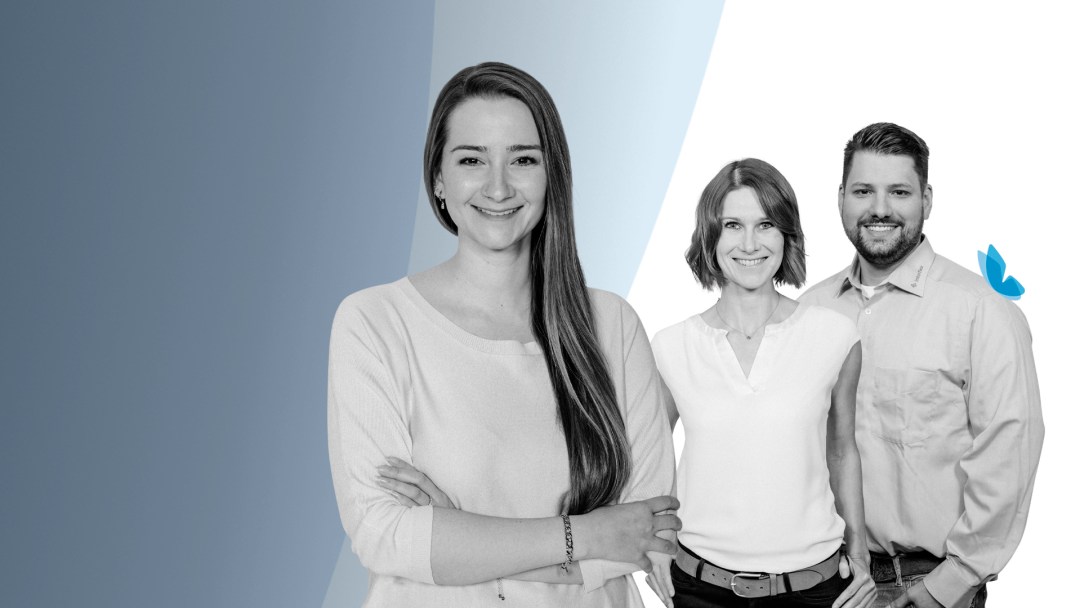 Begrüßungsbild – 3 Personen stehen vor einem Vorhang