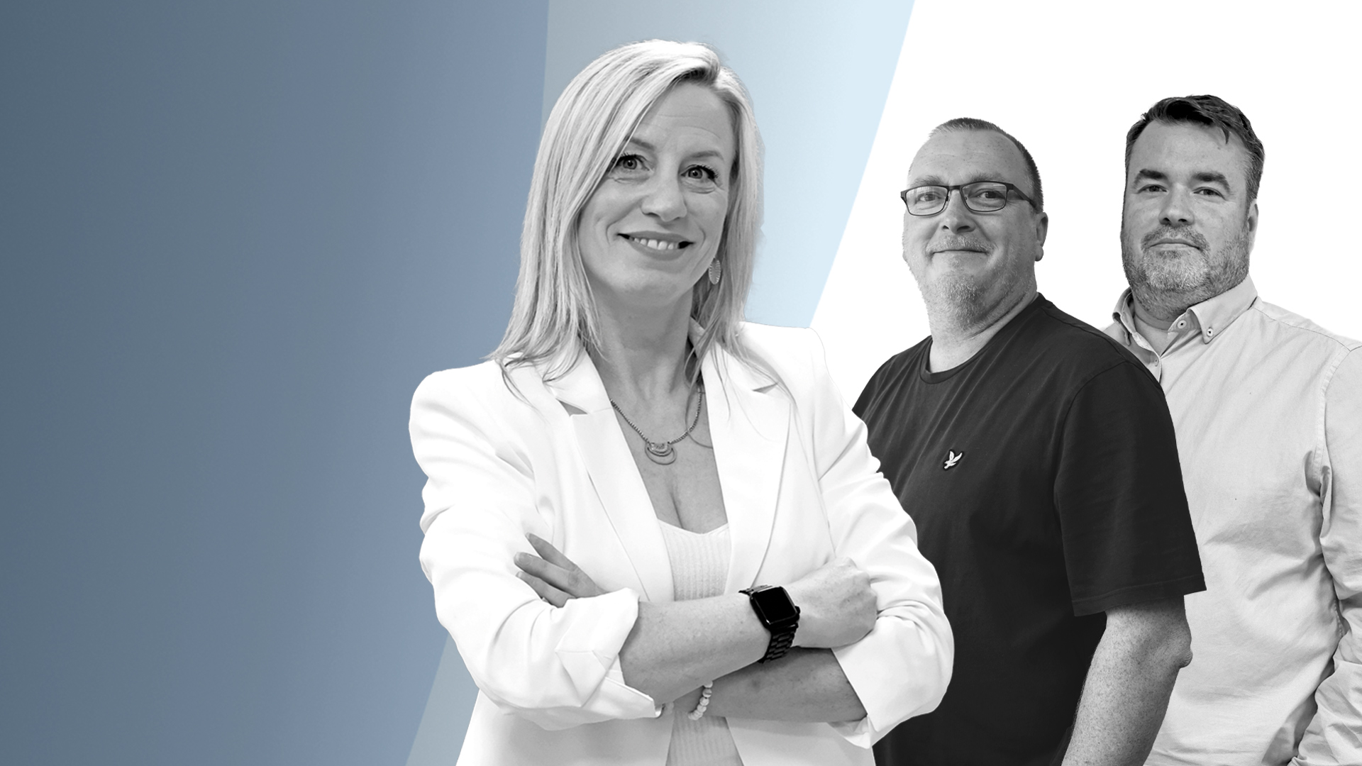 Welkomstfoto – 3 personen staan voor een gordijn