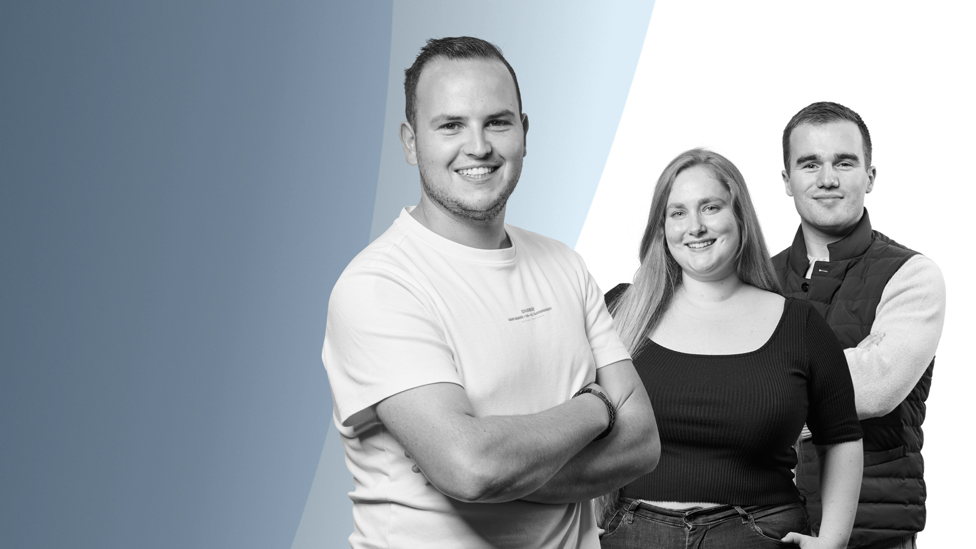 Welkomstfoto – 3 personen staan voor een gordijn