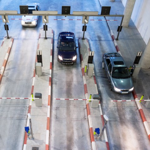 Plusieurs voitures entrent dans un parking