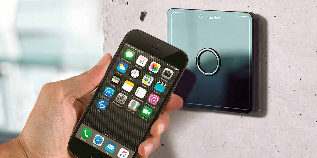 Smartphone mit Interflex-Key-App auf dem Dispaly wird an Interflex-Zutrittsterminal IF-800 gehalten