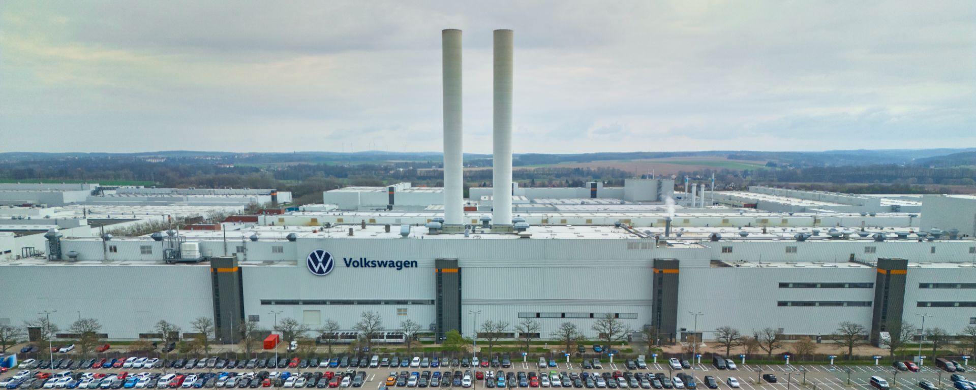 VW Sachsen Firmengebäude und Parkplatz
