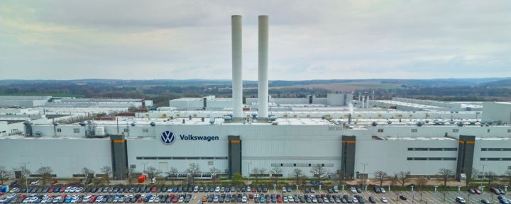 VW Sachsen Firmengebäude und Parkplatz