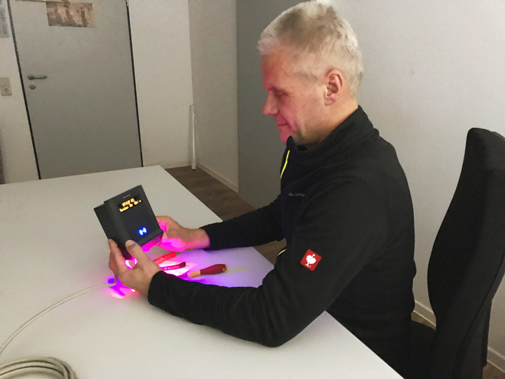 Interflex-Mitarbeiter sitzt am Schreibtisch und hält Interflex-Produkt in den Händen Interflex-Mitarbeiter sitzt am Schreibtisch und hält Interflex-Produkt in den Händen