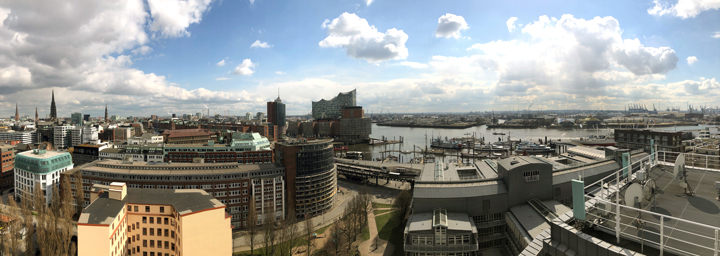 La ville de Hambourg avec ses gratte-ciel et son port La ville de Hambourg avec ses gratte-ciel et son port