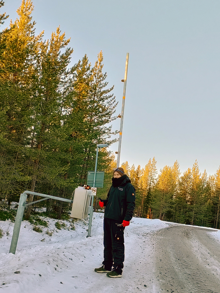 Persoon bij slagboom met Interflex-toegangsterminal