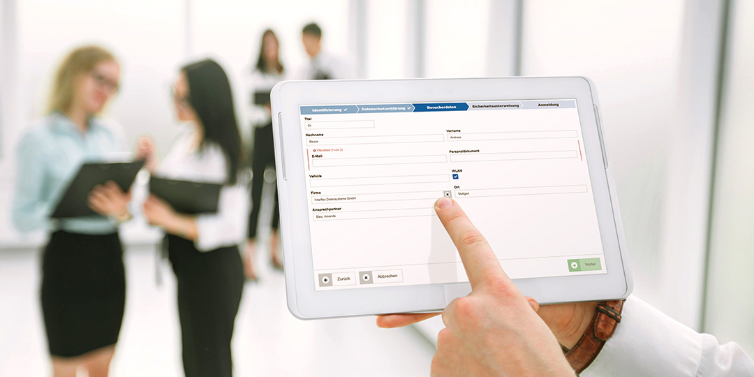 Tablet mit Modul "Besucherverwaltung KMU" von Interflex auf dem Display