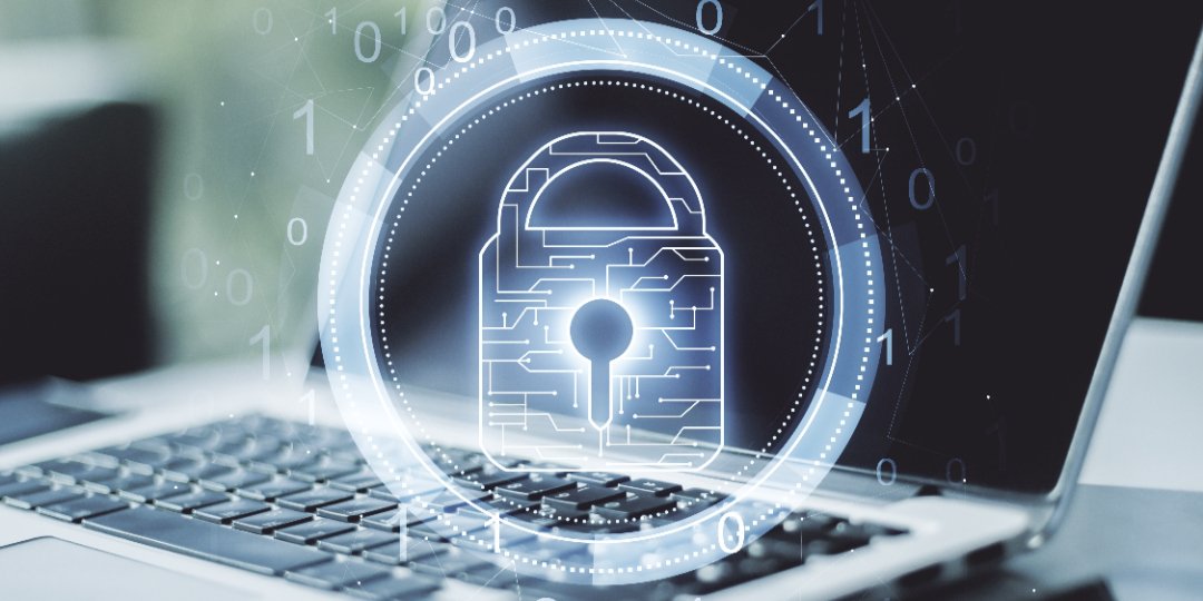 Icône de clé devant un ordinateur portable