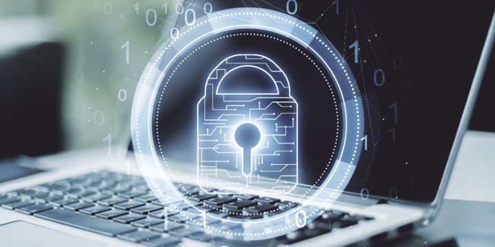 Icône de clé devant un ordinateur portable