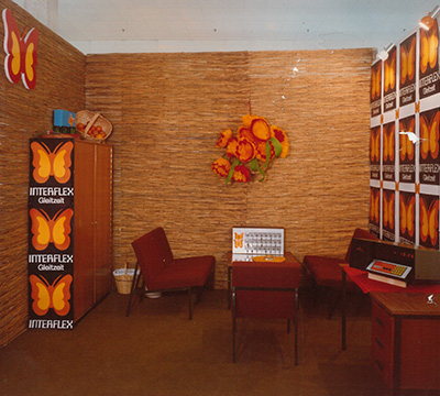 Interflex presenteert zijn productportfolio op een vakbeurs (ca. 1975)