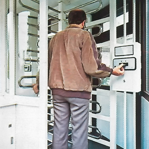 Man bij het draaikruis gebruikt toegangsterminal van Interflex